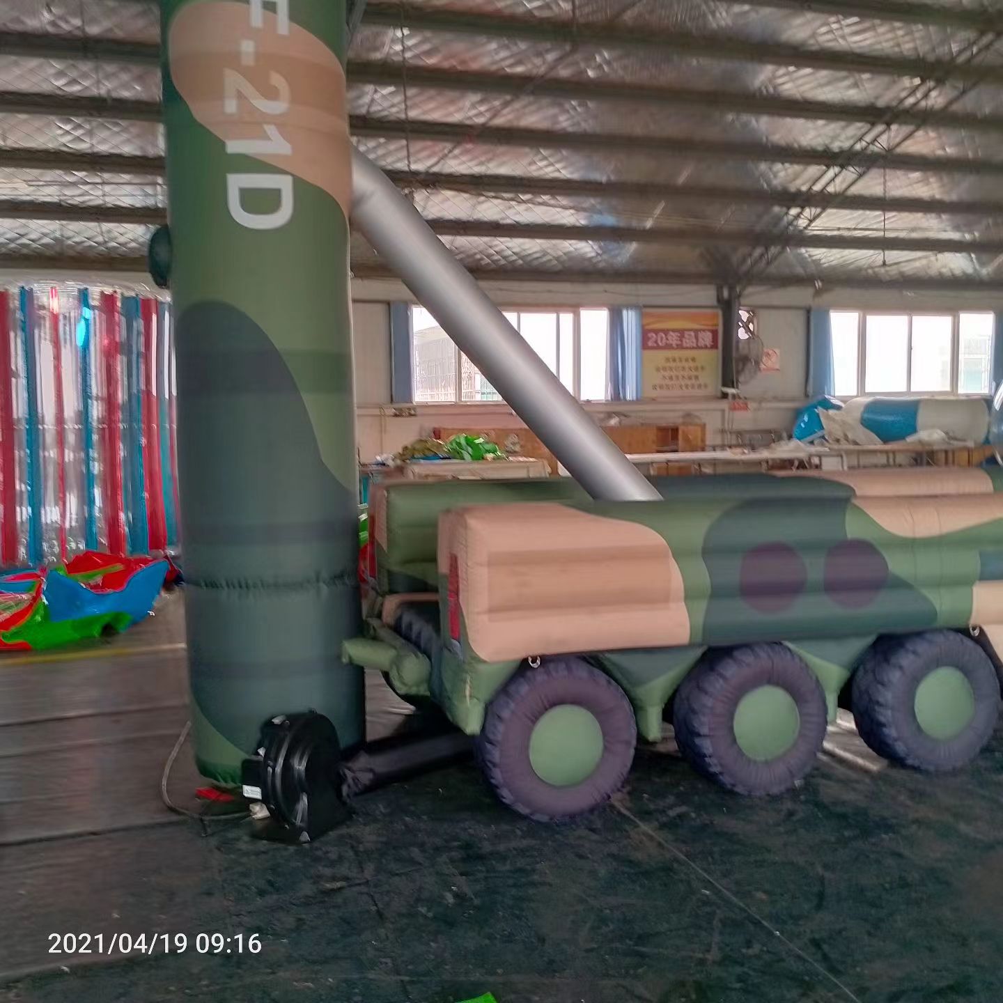 英山军事演习中的充气目标车辆：模拟发射车雷达车坦克飞机